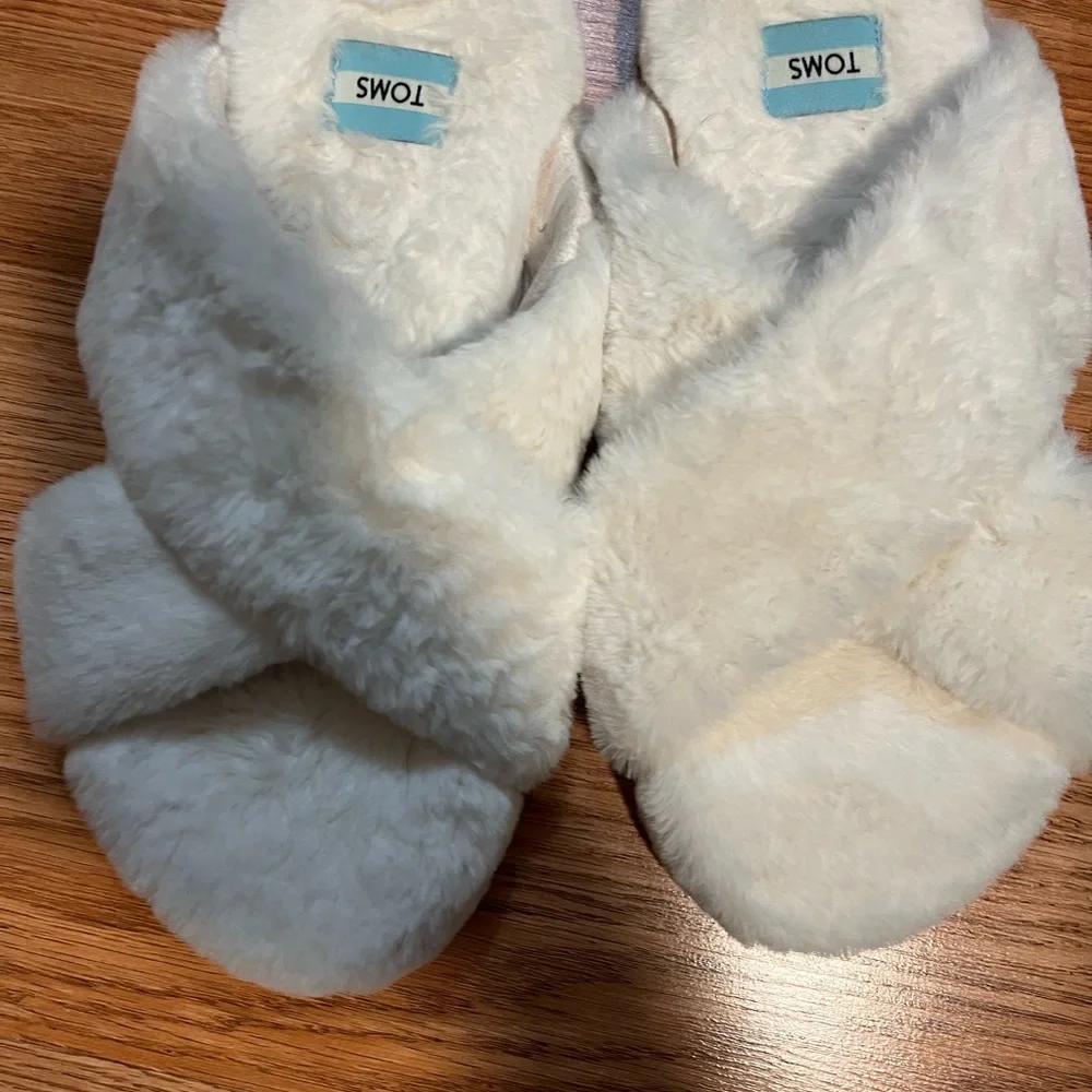 TOMS furry white toms slippers - Picture 3 of 6